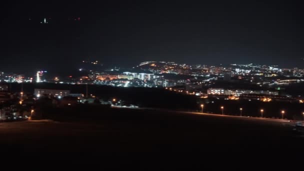 Natt panorama över Gelendzhik stad resort bay på natten, Ryssland med många upplysta byggnader, hotell och flygplats. Svarta havet stad för vila, semester och semester — Stockvideo