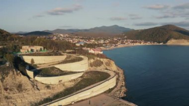 Karadeniz 'de kumlu sahil kıyısı ve dağları olan tatil beldesi yakınlarındaki deniz suyunun üzerinde yapılan uçuş, seyahat ve tatil için güzel bir doğa ve yer.