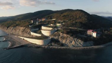Karadeniz 'de kumlu sahil kıyısı ve dağları olan tatil beldesi yakınlarındaki deniz suyunun üzerinde yapılan uçuş, seyahat ve tatil için güzel bir doğa ve yer.