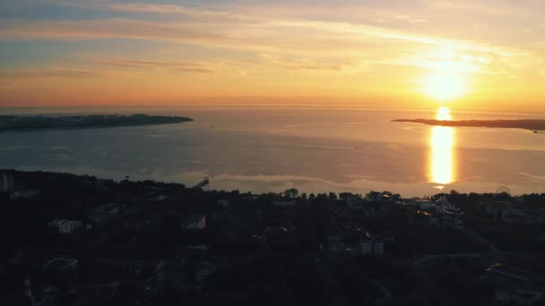 上からのGelendzhik海湾の空の鳥の景色、黒海のリゾート都市の上に美しい夕日、ビューのドローンポイント — ストック動画