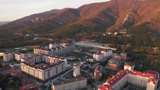 Gelendzhik山区和有公路的城市建筑的空中景观，靠近山脉的小镇，无人驾驶飞机射击 — 图库视频影像