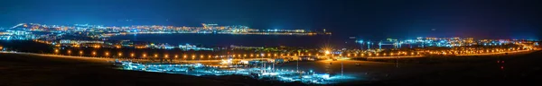 Großes Nachtpanorama der Gelendzhik City Resort Bay bei Nacht, Russland mit vielen beleuchteten Gebäuden, Hotels und Flughafen. Stadt am Schwarzen Meer für Erholung, Urlaub und Urlaub — Stockfoto