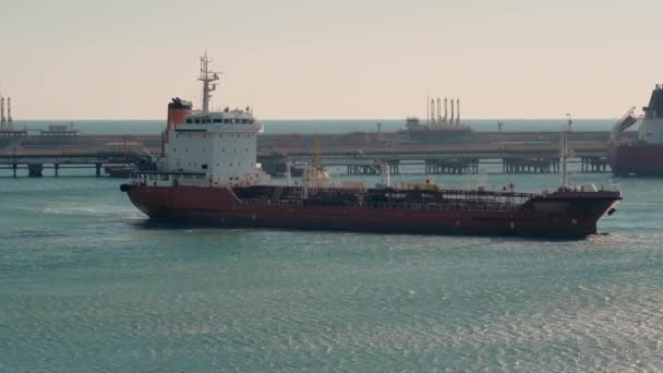 Wielki statek towarowy w porcie. Transport morski komercyjny i koncepcja logistyczna — Wideo stockowe