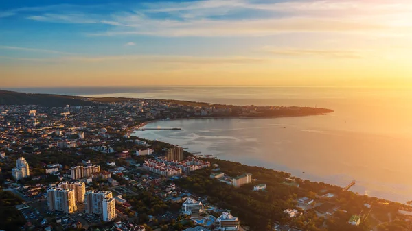 Vista aérea da cidade e do mar ao pôr do sol, viagem e fundo de férias — Fotografia de Stock