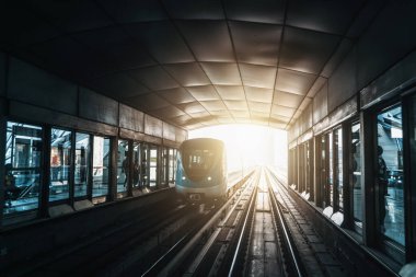 Metro istasyonundaki Dubai metro treni. Meşhur açık hava metrosu