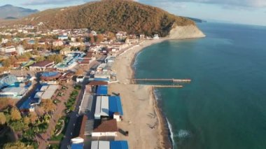 Arkhipo-Osipovka plajının güzel hava manzarası ve Gelendzhik bölgesinde gezinti, Karadeniz kıyısı, tatil ve keyif için tatil yeri, yukarıdan manzara