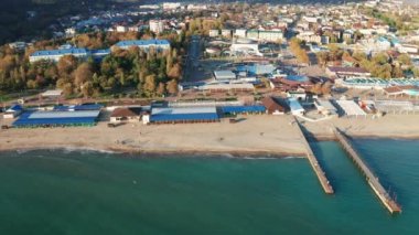 Arkhipo-Osipovka plajının güzel hava manzarası ve Gelendzhik bölgesinde gezinti, Karadeniz kıyısı, tatil ve keyif için tatil yeri, yukarıdan manzara