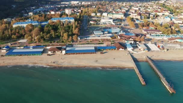 Vacker utsikt över Arkhipo-Osipovka stranden och strandpromenaden i Gelendzhik regionen, Svarta havskusten, semesterort och nöje, utsikt uppifrån — Stockvideo