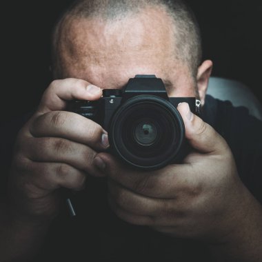 Fotoğraf makinesi, fotoğrafçı, paparazzi ya da özel dedektif portresi.