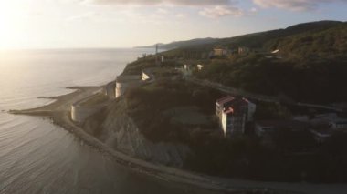 Karadeniz 'de kumlu sahil kıyısı ve dağları olan tatil beldesi yakınlarındaki deniz suyunun üzerinde yapılan uçuş, seyahat ve tatil için güzel bir doğa ve yer.