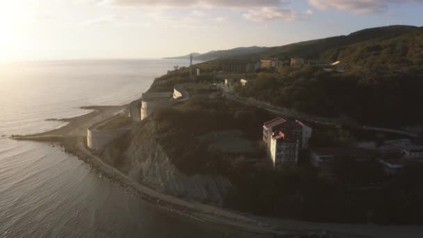 Karadeniz 'de kumlu sahil kıyısı ve dağları olan tatil beldesi yakınlarındaki deniz suyunun üzerinde yapılan uçuş, seyahat ve tatil için güzel bir doğa ve yer. — Stok video