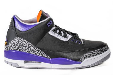 Air Jordan 3 Retro Court Purple - Efsanevi ünlü Nike ve Jordan Brand retro basketbol ayakkabıları veya spor ayakkabıları, şimdi moda ve yaşam tarzı ayakkabıları: Moskova, Rusya - Kasım 2020