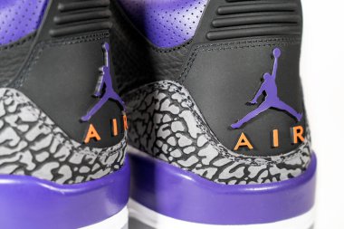 Air Jordan 3 Retro Court Purple - Efsanevi ünlü Nike ve Jordan Brand retro basketbol ayakkabıları veya spor ayakkabıları, şimdi moda ve yaşam tarzı ayakkabıları: Moskova, Rusya - Kasım 2020