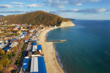 Arkhipo-Osipovka plajının güzel hava manzarası ve dağları ve denizi olan kıyı şeridi, Karadeniz kıyısı, tatil ve keyif için tatil yeri
