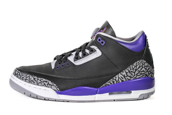 Air Jordan 3 Retro Court Purple - Legendarische beroemde Nike en Jordan Brand retro basketbal sneakers of sportschoenen, nu mode en lifestyle schoenen: Moskou, Rusland - november 2020 — Stockfoto