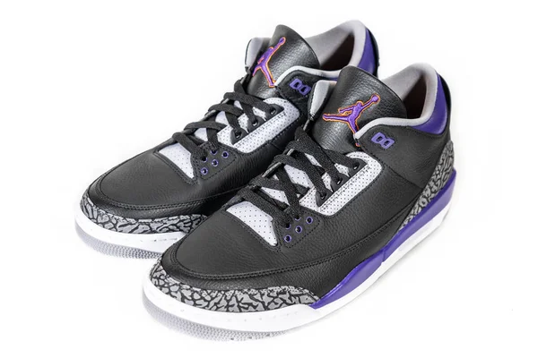 Air Jordan 3 Retro Court Purple - legendarias zapatillas de baloncesto famosas Nike y Jordan Brand retro o zapatos deportivos, ahora zapatos de moda y estilo de vida: Moscú, Rusia - noviembre 2020 — Foto de Stock