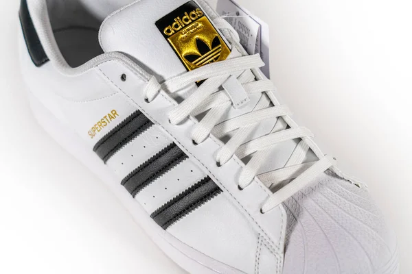 Adidas Superstar - beroemde sneaker model geproduceerd door de Duitse fabrikant van sportartikelen en accessoires Adidas. Retro basketbalschoen, in productie sinds 1969 - Moskou, Rusland - november 2020 — Stockfoto