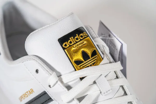 Adidas Superstar - famoso modelo de tênis produzido pela fabricante alemã de equipamentos esportivos e acessórios Adidas. Sapato de basquete retro, em produção desde 1969 - Moscou, Rússia - novembro 2020 — Fotografia de Stock