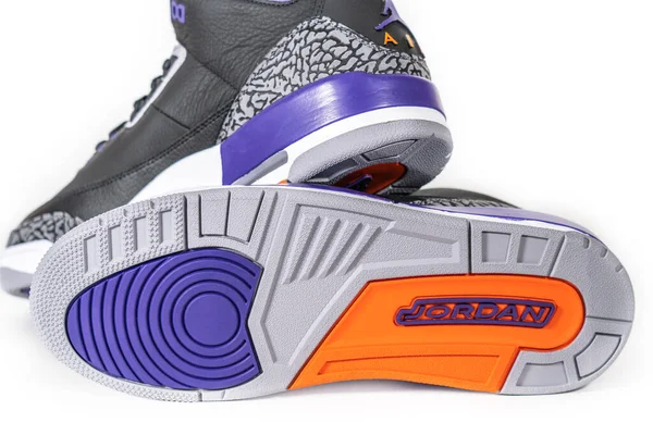 Air Jordan 3 Retro Court Purple - legendariska kända Nike och Jordan Brand retro basket sneakers eller sportskor, nu mode och livsstil skor: Moskva, Ryssland - november 2020 — Stockfoto