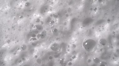 Kabarcık desenli beyaz köpük, sabun, deterjan veya şampuan veya temizleyici yüzey, makro çekim