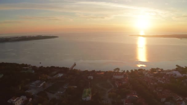 Sea Bay antenn fågelutsikt uppifrån, vacker solnedgång över liten semesterort stad vid svart hav, drönare synvinkel — Stockvideo