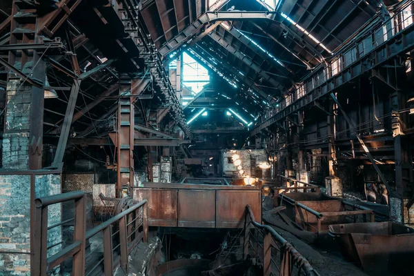 Μεγάλο υπόστεγο ή εργαστήριο παλαιών σκουριασμένων βιομηχανικών μεταλλουργικών εγκαταστάσεων, ατμόσφαιρα καταστροφής και μετά την αποκάλυψη — Φωτογραφία Αρχείου