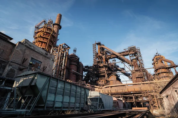 Доменна піч металургійного або хімічного заводу з промисловими залізничними та вантажними вагонами — стокове фото