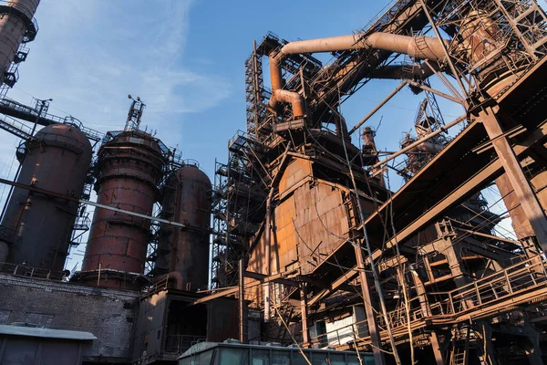 Forno a scoppio di impianti metallurgici o di fabbriche chimiche, grandi edifici industriali in acciaio e condutture — Foto Stock