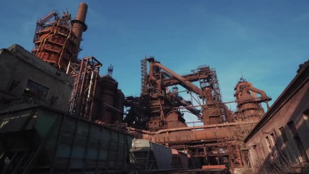 Blaasoven van metallurgische installaties of chemische fabrieken met industriële spoor- en goederenwagons — Stockvideo