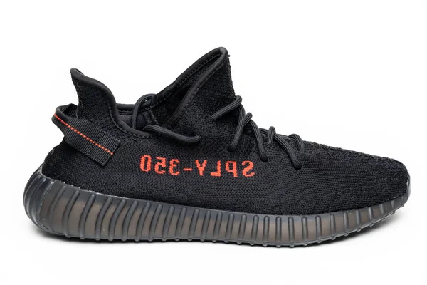 Moskva, Russland - desember 2020: Adidas Yeezy Boost 350 V2 CORE BLACK RED – stockfoto