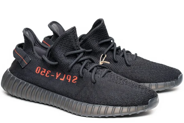 Mosca, Russia - dicembre 2020: Adidas Yeezy Boost 350 V2 CORE BLACK RED — Foto Stock
