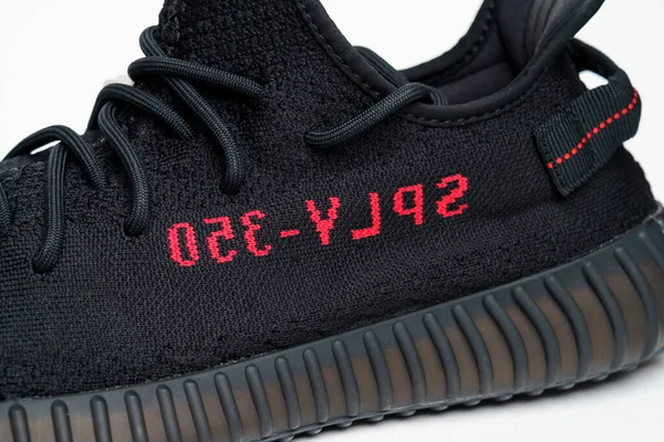 俄罗斯莫斯科- 2020年12月：Adidas Yeezy Boost 350 V2 CORE BLACK RED — 图库照片