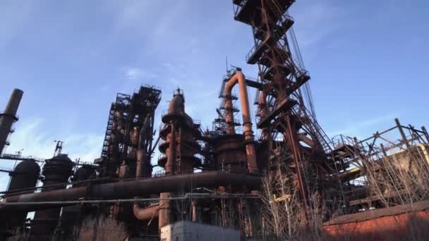 Fémkohászati berendezés, nagy acélipari épületek és csővezetékek robbanókemencéje — Stock videók
