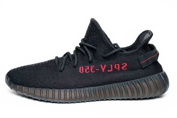 Moskova, Venäjä - joulukuu 2020: Adidas Yeezy Boost 350 V2 CORE BLACK RED - Famous Limited Collection Fashion Sneakers by Kanye West and Adidas Collaboration — kuvapankkivalokuva