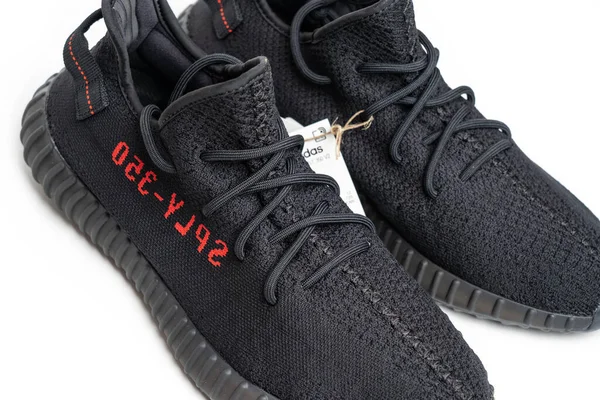 Moskow, Rusia - Desember 2020: Adidas Yeezy Boost 350 V2 CORE BLACK RED - Famous Limited Collection Fashion Sneakers by Kanye West and Adidas Collaboration — Stok Foto