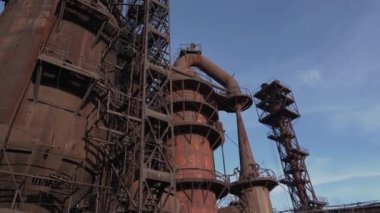 Büyük demir tankları ve boruları olan terk edilmiş metalurji fabrikasının patlayıcı fırını.
