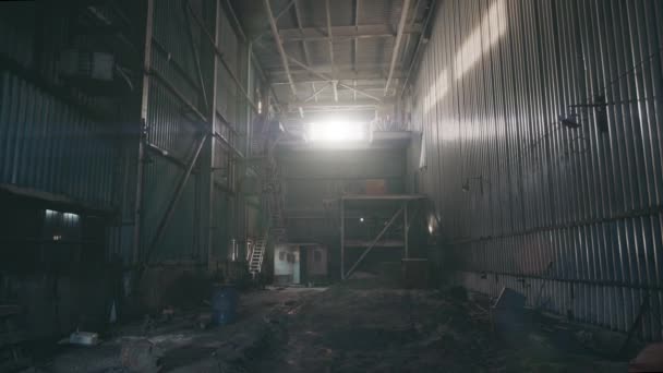 Ciemny hangar przemysłowy lub magazyn wewnątrz — Wideo stockowe