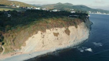 Mavi deniz kıyıları ve kayalıkların havadan görünüşü. Karadeniz, vahşi doğa, suyun üstünde insansız hava aracı.