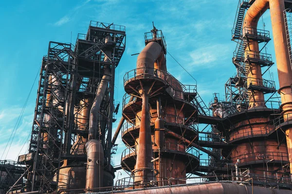 Forno de explosão de planta metalúrgica ou fábrica de produtos químicos, grandes edifícios industriais de aço e dutos — Fotografia de Stock