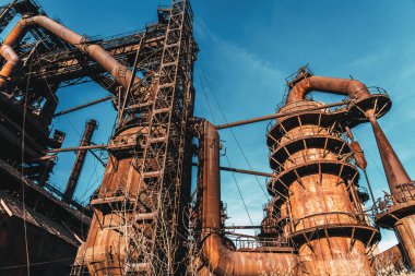 Metalurji fabrikası veya kimya fabrikası, büyük çelik sanayi binaları ve boru hatlarından oluşan patlama fırını