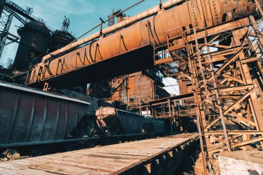 Metalurjik santral ve yük vagonları altyapısının büyük demir yapıları.