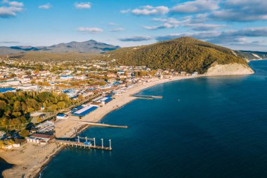 Güzel tropikal sahil ve dağ kıyısı, hava manzarası