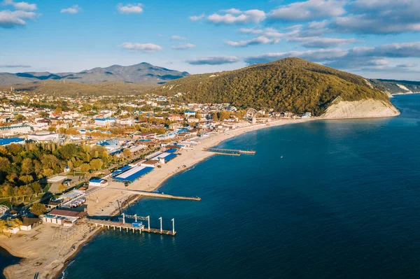 Güzel tropikal sahil ve dağ kıyısı, hava manzarası