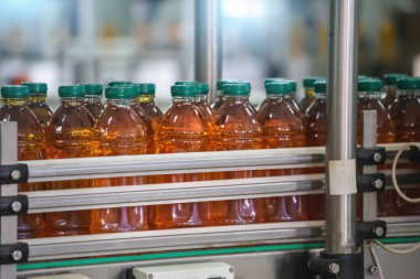 Meyve suyu ile taşıma hattı şişeleri. Endüstriyel içecek gıda endüstrisi