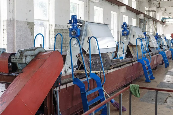 Machines pour la filtration des eaux usées à partir d'impuretés solides à l'usine de traitement des eaux usées — Photo