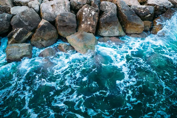 Aguas de marea Agua verde del mar o del océano con espuma en la costa de piedra tropical como fondo de diseño de moda — Foto de Stock