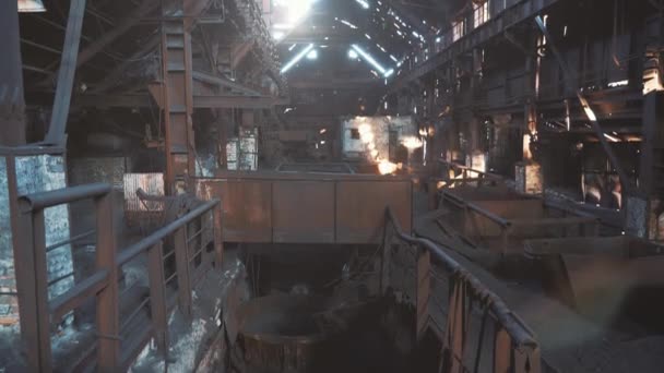 Hangar abandonado de vieja fábrica metalúrgica industrial oxidada, atmósfera de destrucción y post-apocalipsis — Vídeo de stock