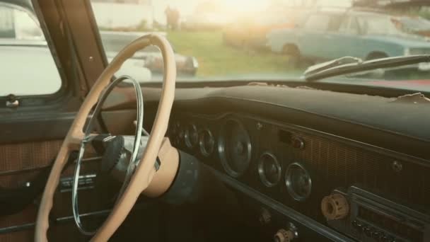 Koło i panel oraz wnętrze starego zabytkowego zardzewiałego porzuconego samochodu — Wideo stockowe