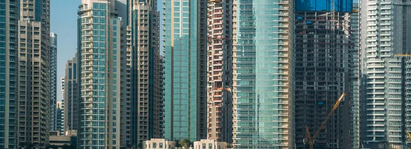 Yeni modern binaların panoramik ufuk çizgisi, soyut kentsel mimari desen — Stok fotoğraf