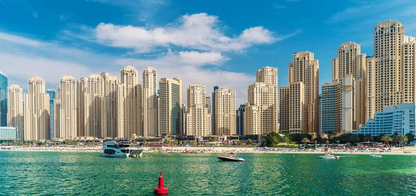 Panorama da Marina do Dubai, vista do mar na praia de areia e edifícios modernos na costa, Emirados Árabes Unidos — Fotografia de Stock